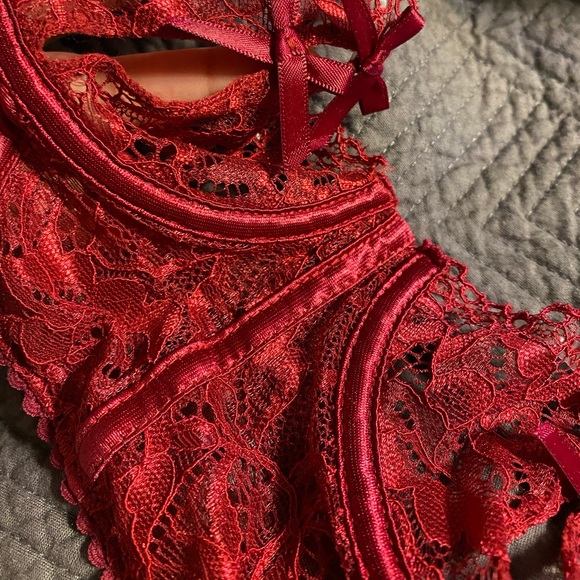 Red Lingerie WITH BRA & GARTER - Picture 5 of 8